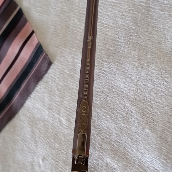 Beautiful T.B. Mirrored Sunglasses & Case - Picture 13 of 16